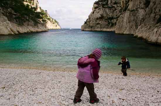 enfants-à-la-plage-de-calanque-En-Vau