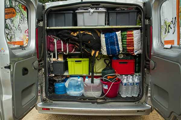 Equipement fourgon aménagé : les accessoires camping indispensables!